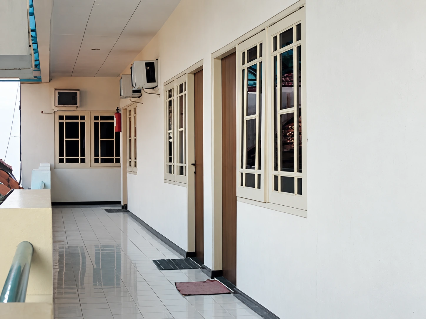 Koridor lantai atas dengan jendela kamar Kost Menteng